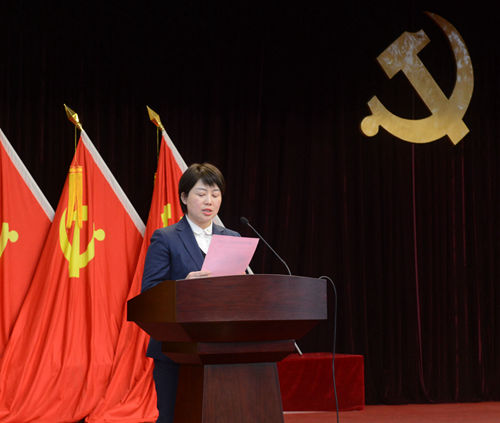 總經(jīng)理助理兼營銷部部長龍春梅宣讀表彰文件