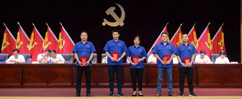 襄軸公司優(yōu)秀共產(chǎn)黨員標(biāo)兵_副本.jpg