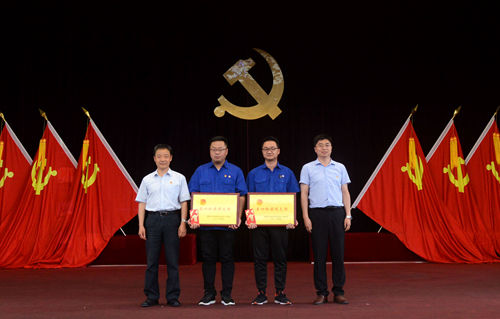 丁超副書記、高少兵董事長為五四紅旗團支部頒獎_副本.jpg
