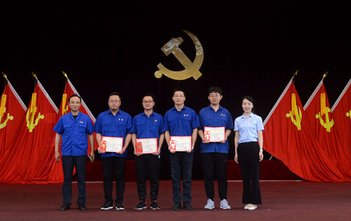 張念老師、張雷總經(jīng)理為優(yōu)秀共青團干部頒獎_副本.jpg